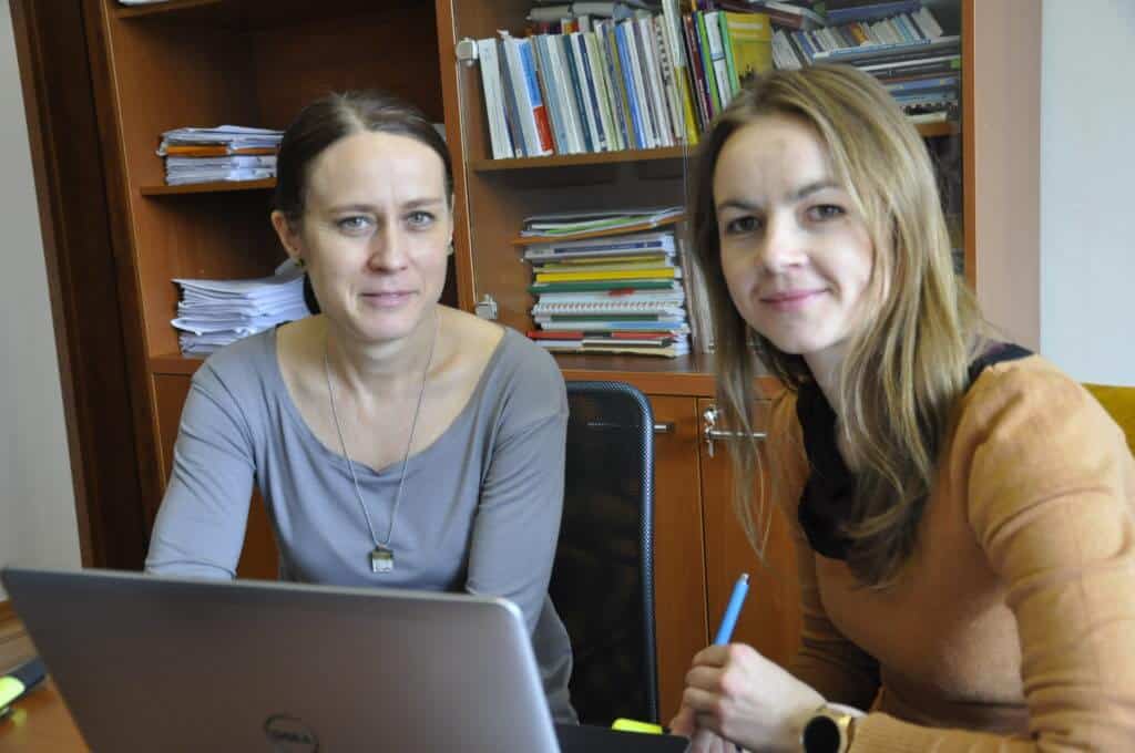 Angela Almášiová a Katarína Kohútová. Autorky výskumu o závislostiach medzi ružomberskými školákmi. Foto - autor.